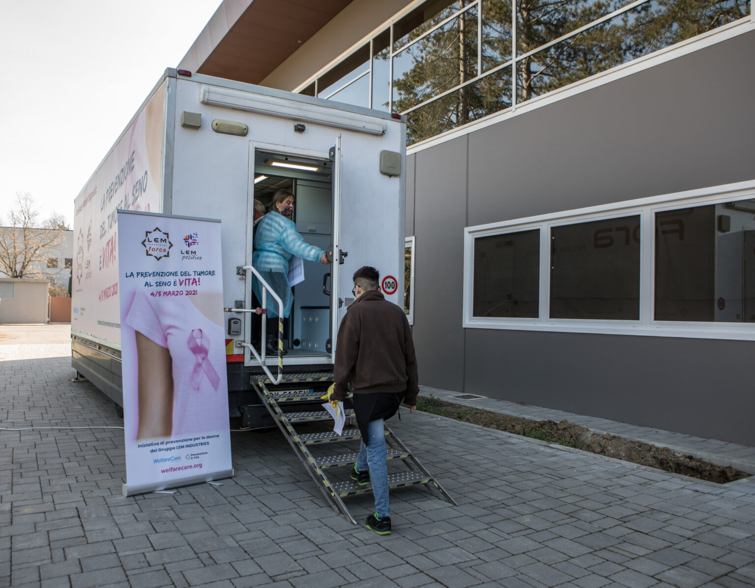 Il Gruppo LEM INDUSTRIES porta la prevenzione del tumore al seno in azienda Clinica mobile LEM Industries