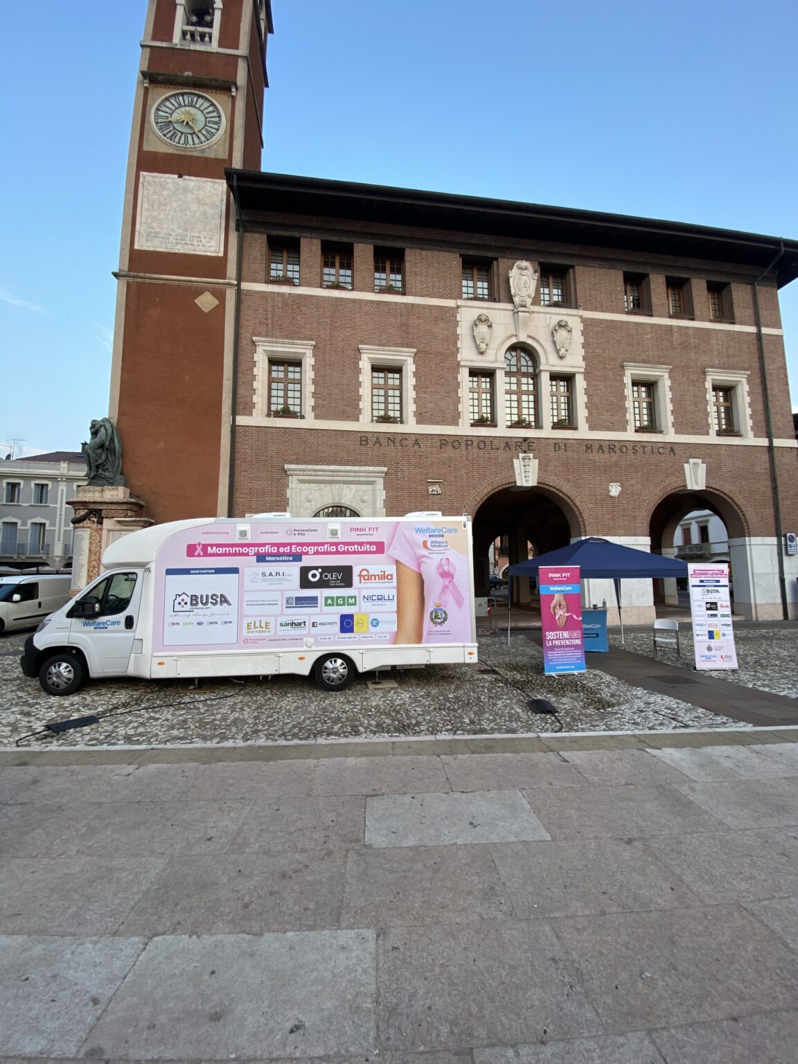Immagine di una clinica in piazza per rappresentare i numeri che rispecchiano gli esami eseguiti nel 2022 grazie a welfarecare