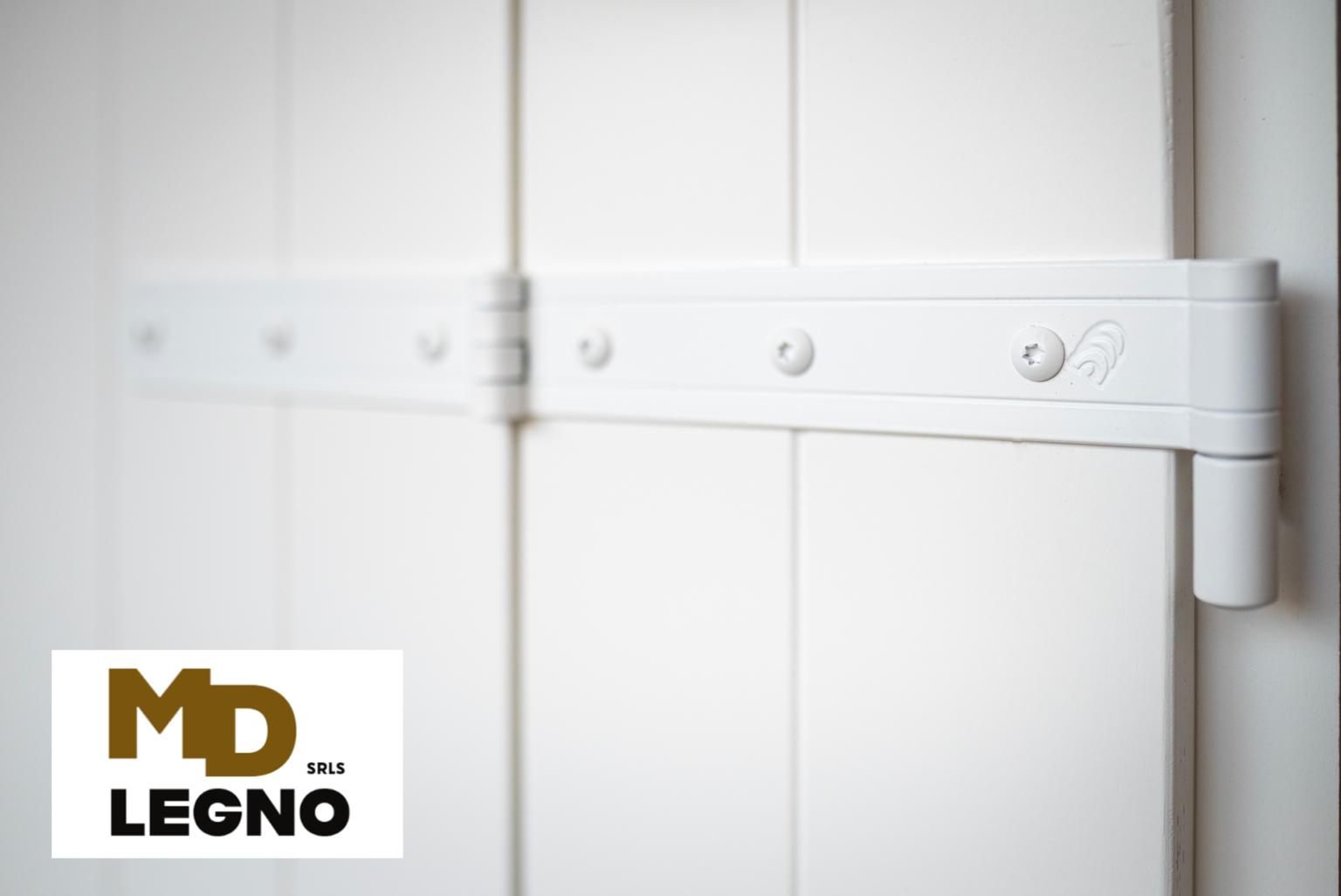 M.D. Legno S.r.l.s: i complementi del serramento in legno per ogni esigenza. Scuro con logo